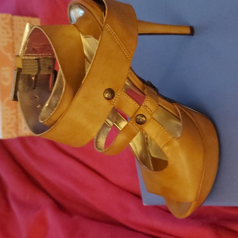 Simply Vera Wang heels size 7